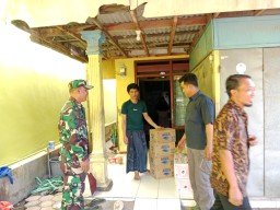 Babinsa Koramil 0816/13 Wonoayu dan Pemdes Simoketawang Berikan Santunan Kematian