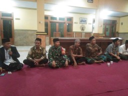 Semangat Menyambut Hut RI Ke 79, Babinsa Koramil 0816/05 Tulangan Hadiri Undangan Doa Bersama Di Desa Binaan