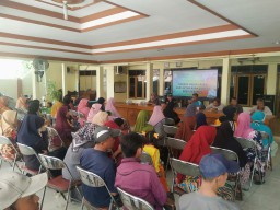 Babinsa Koramil 05/Tulangan Mendampingi Pemdes Penyaluran Bansos Kepada Warga Desa
