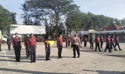 Babinsa Koramil 0816/01 Sidoarjo melatih Paskibra HUT RI ke 79 kecamatan Sidoarjo.