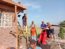 Serma Sukardi Babinsa Koramil 05 Tulangan Dampingi Dan Monitoring Perkembangan Pembangunan Rumah Pompa Air Didesa Binaan