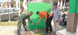 Babinsa Boro Bersama Warga Dan Dinas Terkait Mengecek Air Sumur Yang Suhunya 60 Derajat Celcius