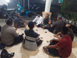 Perkuat Tali Silaturahmi dan Keamanan, Babinsa dan Bhabinkamtibmas Simoketawang Sapa Tokoh Masyarakat