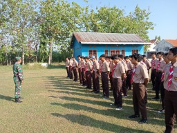 Persiapan Sambut HUT RI Ke 79, Bati Tuud Koramil 0816/05 Tulangan Latih Gerak Jalan Siswa SMK TRISAKTI