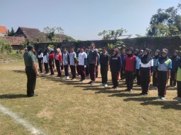 Danramil 0816/11 Tarik Tinjau Latihan Pasukan Pengibar Bendera Kec. Tarik