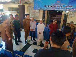Babinsa Koramil 0816/01 Sidoarjo dampingi pembagian pangan.