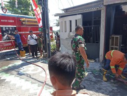 Tanggap kebakaran rumah Babinsa Koramil 0816/01 Sidoarjo ikut padamkan api.