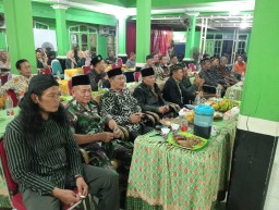 Meriahkan HUT Kemerdekaan RI Ke 79, Danramil & Babinsa Serta Polsek Tulangan Pendampingan Wilayah Binaan Gelar Wayang Kulit