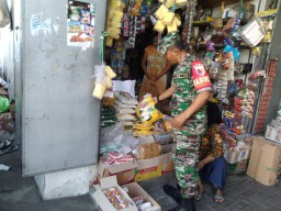 Babinsa Koramil 0816/3 Buduran Pantau Harga Sembako di Pasar Tradisional Damarsi