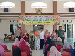 Babinsa Pagerngumbuk Serda Adi Mukhlas Kawal Pembagian BLT-DD Tahap III di Desa Pagerngumbuk