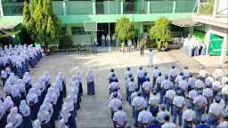 Babinsa Koramil 0816/12 Prambon, Serka Ahmad Dede, Hadiri Upacara Bendera di SMK Ma'arif NU Prambon Sidoarjo