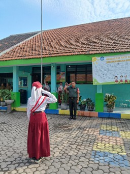 Sarana Komsos Koptu Ikwan Babinsa Koramil 0816/05 Tulangan Pimpin Upacara Di SDN Wilayah Binaan