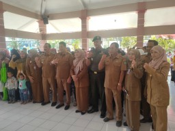 Danramil 0816/01 Sidoarjo dampingi PLT.Bupati Sidoarjo pemberian bantuan pangan kepada anak stunting.