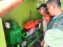 Pastikan Berfungsi Dengan Baik, Babinsa Koramil 05/Tulangan Pendampingan Cek Pompa
