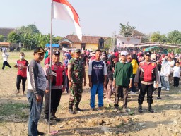 Kopka Winandar Babinsa Koramil 0816/09 Krian Hadiri Jalan Sehat Peringatan HUT RI Ke-79 di Desa Junwangi