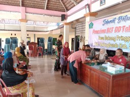Babinsa Koramil 0816/10 Balongbendo Dampingi Penyaluran BLT-DD Tahap III Tahun 2024 di Desa Bakung Pringgondani