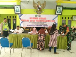 Babinsa Lajuk Dampingi Penyerahan BLT-DD untuk 88 Warga Desa Lajuk Kecamatan Porong
