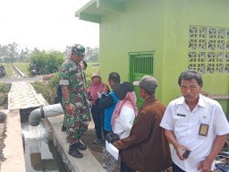 Serma Sukardi Babinsa Kepatihan Pendampingan Tim Monev Tentang Pompanisasi Dari Inspektorat Kabupaten Sidoarjo Yang Di Pimpin Bapak H. Sapi'i