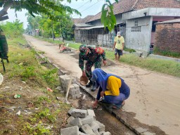 Babinsa Koramil 0816/06 Tanggulangin Bantu Warga Pemasangan Pavingisasi di Desa Kalisampurno