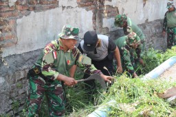 TNI dan Warga Desa Gempolklutuk Bersinergi, Karya Bakti Perkuat Kebersamaan dan Gotong Royong