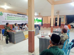 Musyawarah Desa Kebonsari Bahas Penggunaan Dana BK 2024 dan Ketahanan Pangan 2025, Babinsa Koramil 0816/02 Candi Hadir Berikan Dukungan