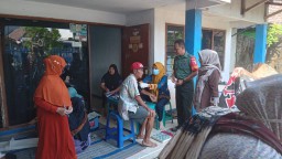 Babinsa Koramil 0816-04/Porong Bantu Kelancaran Posyandu Lansia dan Balita di Kelurahan Gedang