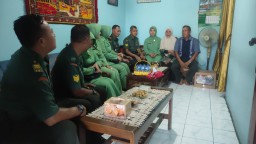 Danramil 0816/05 Tulangan dan Ketua Persit Ranting 6 Tulangan Anjangsana, Wujud Kepedulian Terhadap Anggota TNI yang Sakit
