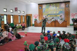Semarak HUT TNI ke-79, Dandim 0816/Sidoarjo dan Ketua Persit KCK Pimpin Fashion Show Kids