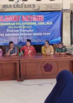 Danramil 0816/12 Prambon Dampingi Pjs. Bupati Sidoarjo dalam Penyaluran Bantuan Pangan untuk Warga Desa Gedangrowo