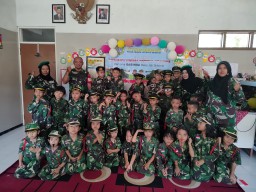 Babinsa 0816/01 Sidoarjo berikan edukasi tentang disiplin kepada murid TK Tunas Handayani Sidoarjo.