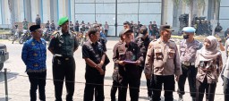 Koramil 0816/01 Sidoarjo PAM eksekusi gudang di kawasan safe lock desa Rangkah kidul Sidoarjo.