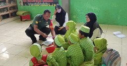Anggota Babinsa Koramil 0816/06 Tanggulangin Lakukan Komsos Dengan Guru TKM NU 26 Al - Hidayah