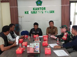 Sinergi Demi Pemilu Tertib, Babinsa Koramil 0816/09 Krian Hadiri Rapat Koordinasi Penertiban APK di Kecamatan Krian