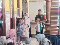 Babinsa Koramil 0816-04/Porong Dampingi Survei Gizi, Berikan Dukungan untuk Generasi Sehat di Desa Kedungsolo