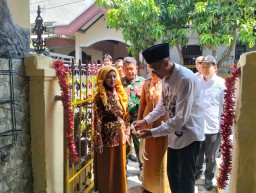 Babinsa Koramil 0816/01 Sidoarjo dampingi Baznas Sidoarjo bantuan korban kebakaran rumah di Sidokare.