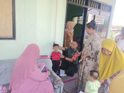 Babinsa Koramil 0816/04 Porong Dampingi Posyandu untuk Wujudkan Generasi Sehat di Kelurahan Gedang