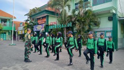 Babinsa Koramil 0816/02 Candi Berikan Pelatihan PBB kepada Siswa SMPN 2 Candi untuk Tanamkan Disiplin dan Karakter Sejak Dini