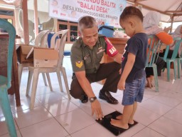 Babinsa Koramil 0816/12 Prambon Dampingi Posyandu Lansia dan Balita, Pererat Kepedulian TNI pada Kesehatan Warga Desa Kedungsugo