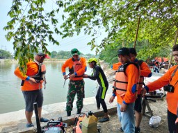 Latihan Simulasi Tanggap Darurat Bencana Alam di Desa Leminggir, Babinsa Koramil 0816/16 Waru "Kesiapsiagaan Warga Kunci Keselamatan"