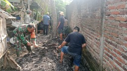 Babinsa Koramil 0816/09 Krian Bersama Warga Desa Barengkrajan Gotong Royong Buat Saluran Air