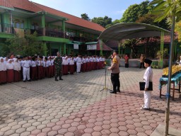 Babinsa Koramil 0816/07 Krembung Hadiri Upacara Bendera di SD Al Ishlah Rejeni, Tingkatkan Disiplin dan Cegah Bullying di Sekolah