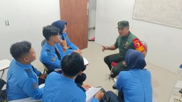 Babinsa Koramil 0816/16 Waru Tanamkan Wawasan Kebangsaan dan Bahaya Narkoba kepada Siswa Avsec