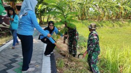 Babinsa Koramil 0816/02 Candi Bersama Warga Hijaukan Desa Gelam untuk Masa Depan Lebih Asri