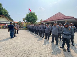 Babinsa Koramil Sukodono Latih Linmas Desa Jumputrejo, Wujud Sinergi Sambut Pilkada 2024