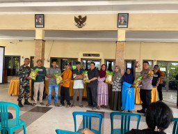 Babinsa Koramil 0816/15 Sukodono Dampingi Pembagian Bibit Padi Unggul, Dorong Petani Desa Jumputrejo Sukseskan Musim Tanam