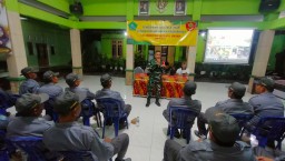 Babinsa Koramil 0816/09 Krian Berikan Pembekalan Khusus Linmas Sidorejo Siap Kawal Pilkada Serentak 2024