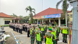 Danramil 0816/05 Tulangan dan Kapolsek Bersinergi, Pendistribusian Logistik Pilkada Yakinkan Aman dan Lancar