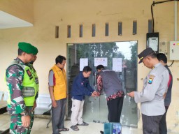 Babinsa Koramil 0816/02 Candi Dampingi Distribusi Logistik Pilkada : Sukses, Aman, dan Lancar