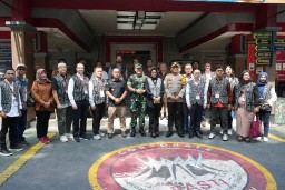 Forkopimda Sidoarjo Bersama Peserta EVP dari 10 Negara Tinjau TPS untuk Pilkada Serentak 2024