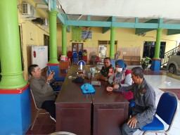 Bidan Desa Penatarsewu Lakukan Pemeriksaan Kesehatan Petugas PAM Pemilu
